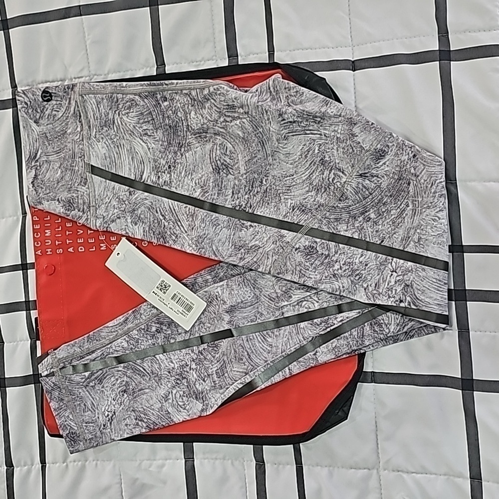 * NWT Lululemon LAB Arise Tight Reflective 28" Alabaster Print White Multi Sz 4